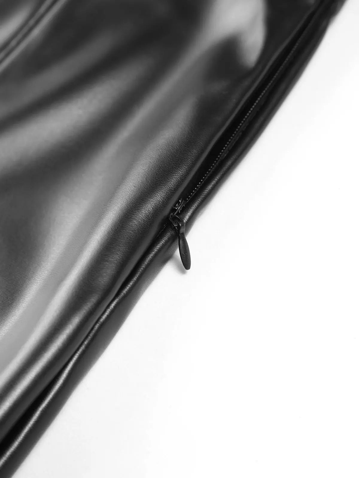 Pantalon Évasé Effet Cuir avec Fente  |  Élégance Moderne