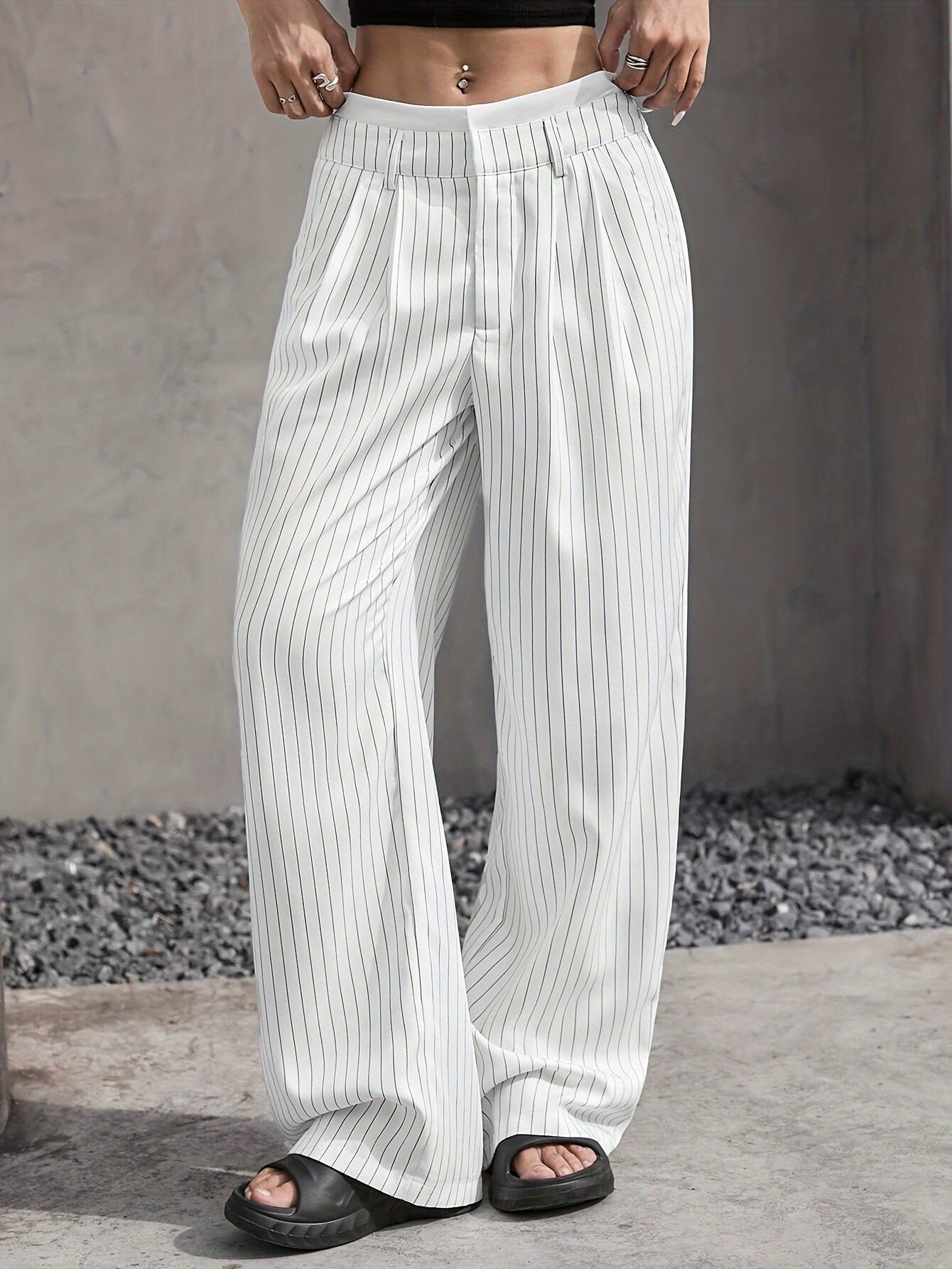 Pantalon Large à Rayures | Allure Décontractée et Élégance Urbaine
