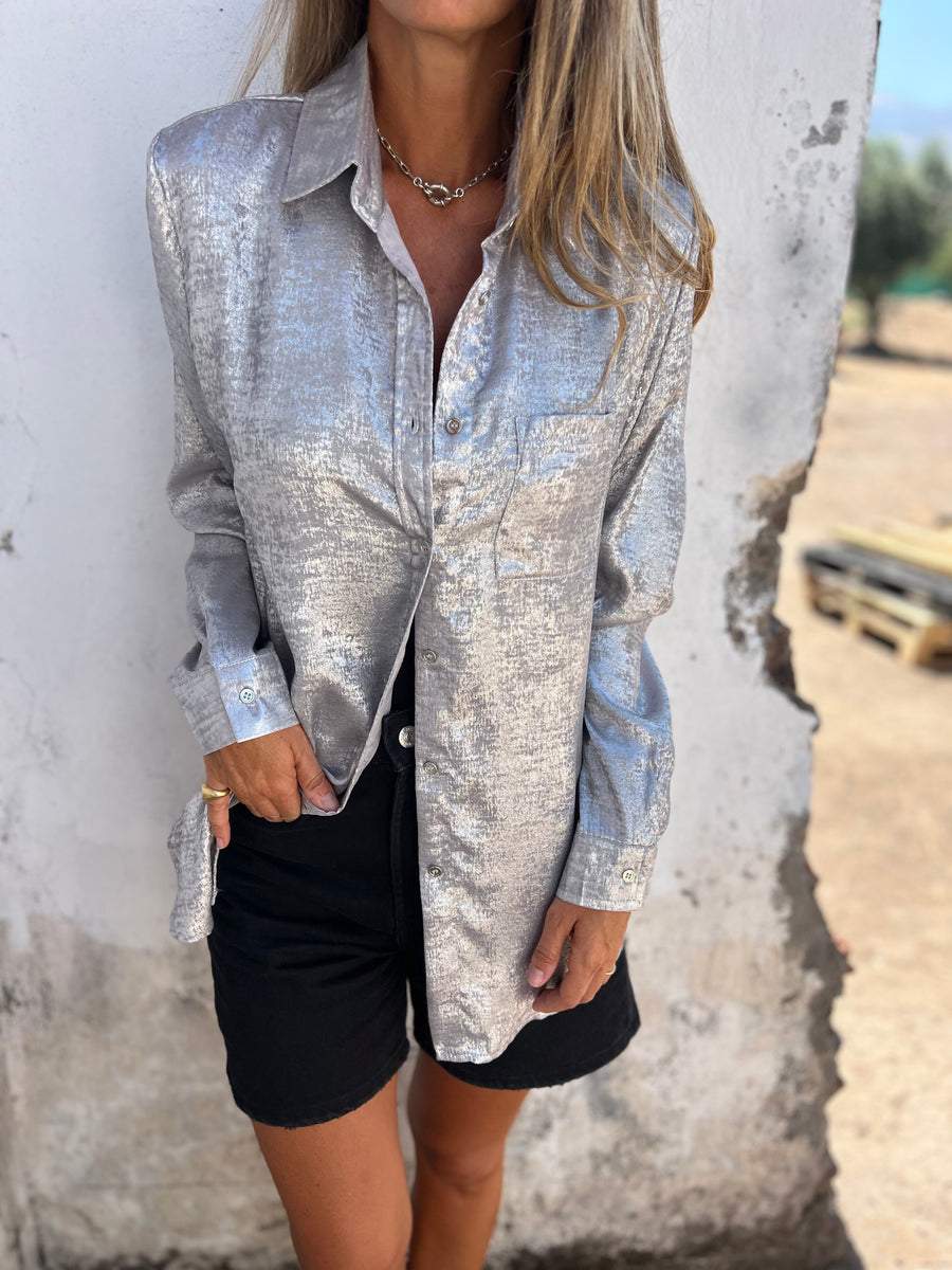 Chemise Métallisée Argentée | Effet Lumière & Touche Audacieuse