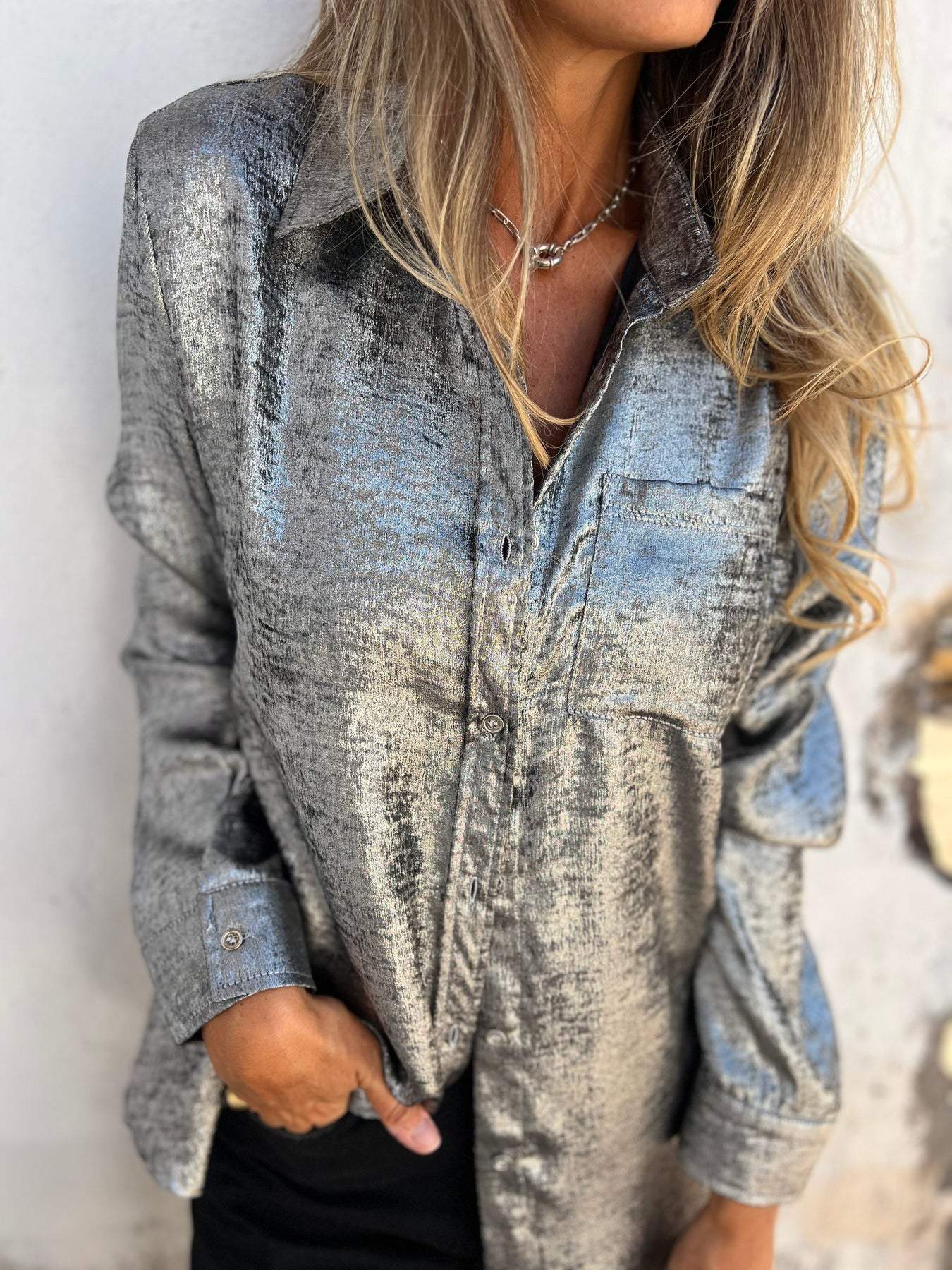 Chemise Métallisée Argentée | Effet Lumière & Touche Audacieuse
