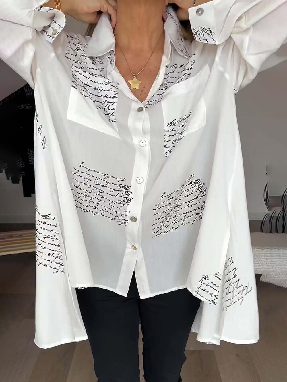Chemisier Fluide à Motif Écriture | Élégance Artistique et Style Aérien