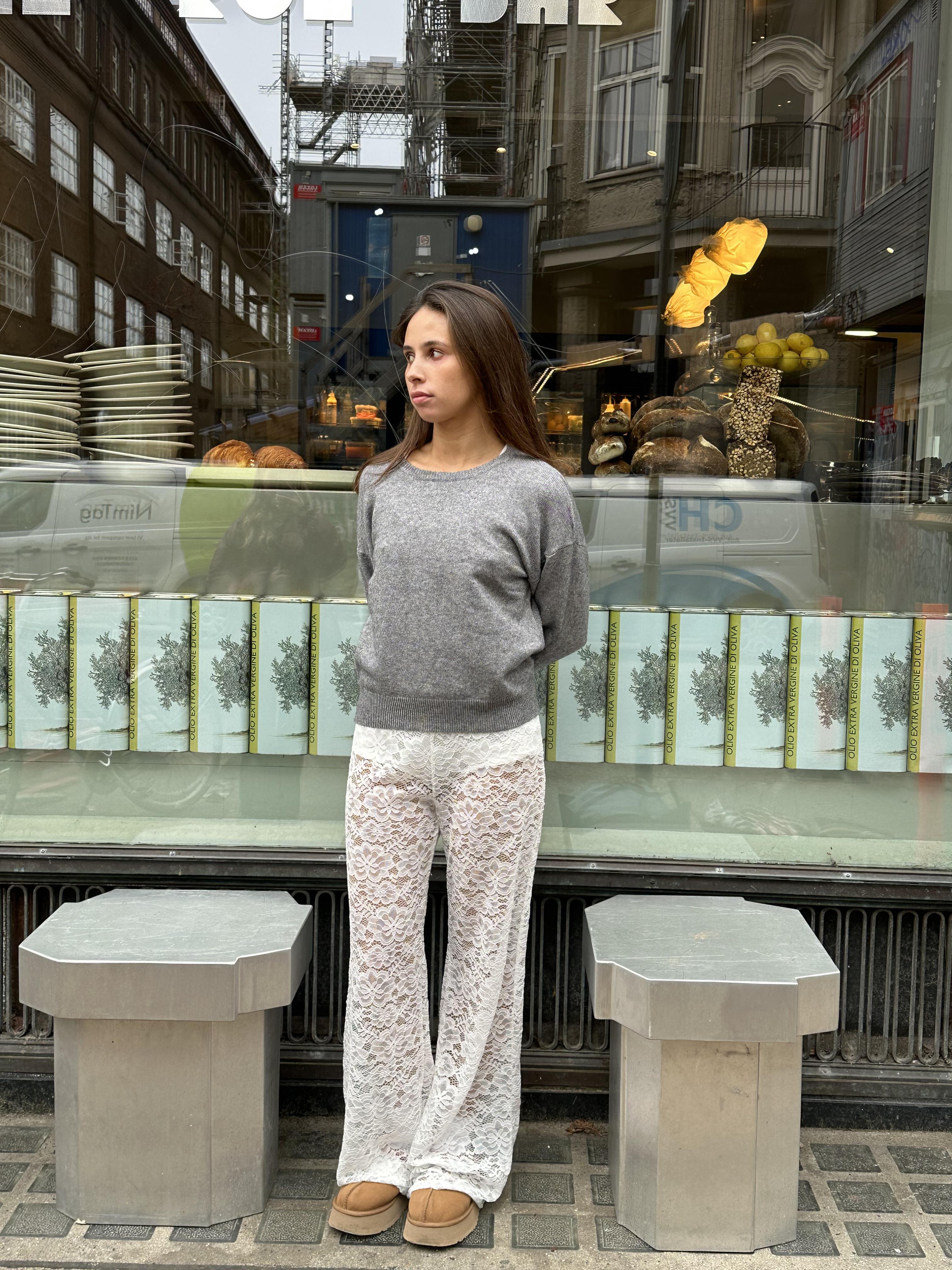 Pantalon en Dentelle Noire | Taille Haute | Coupe Évasée Glamour