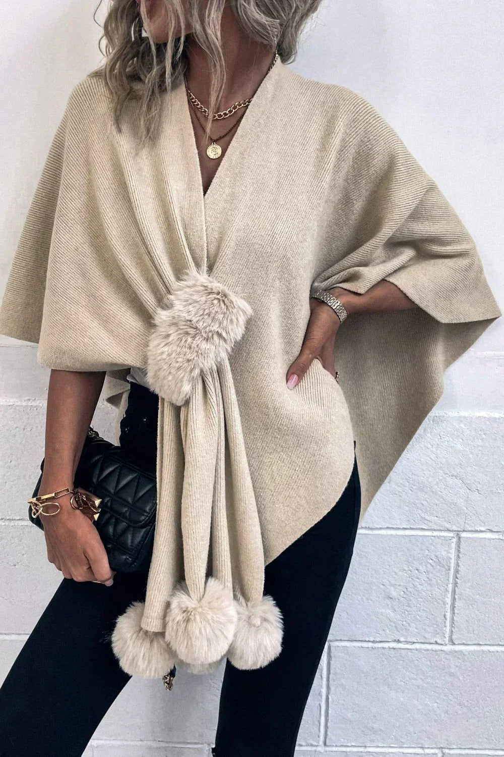Poncho en Maille avec Pompons | Chic & Doux | Élégance Hivernale
