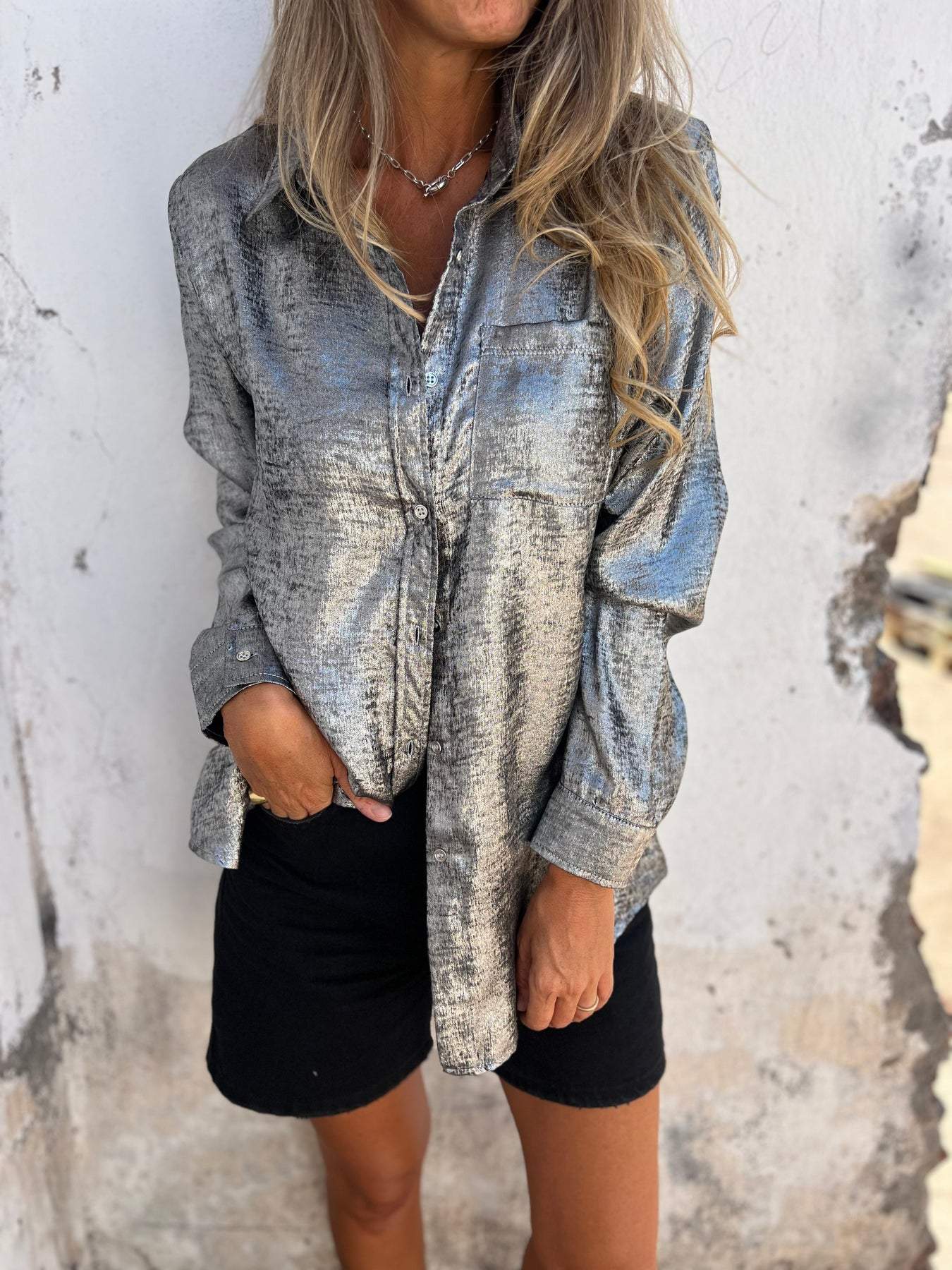 Chemise Métallisée Argentée | Effet Lumière & Touche Audacieuse