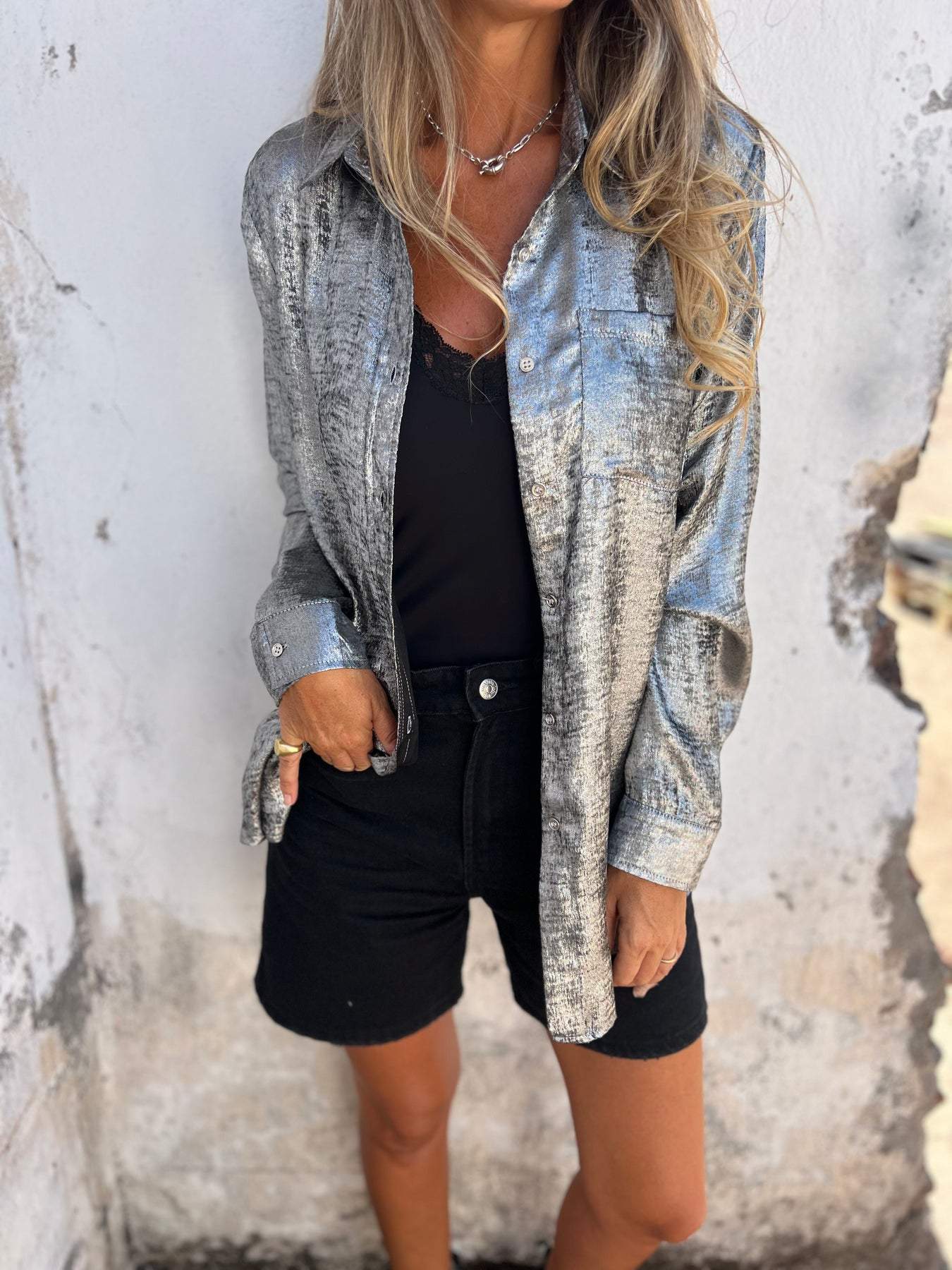 Chemise Métallisée Argentée | Effet Lumière & Touche Audacieuse